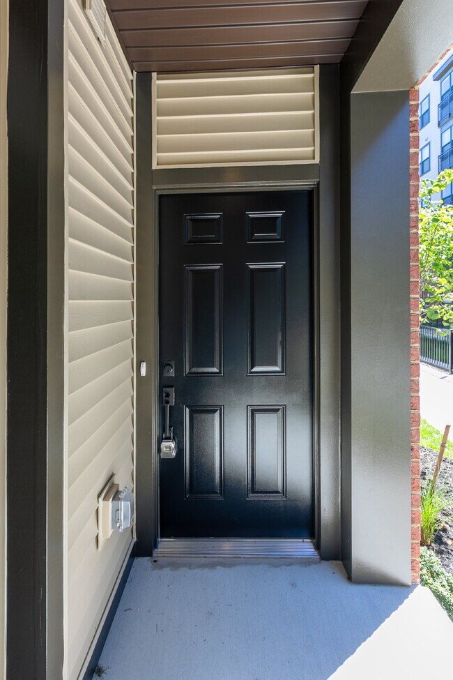 Building Photo - Elegant Townhome Living Near Herndon Conveniences