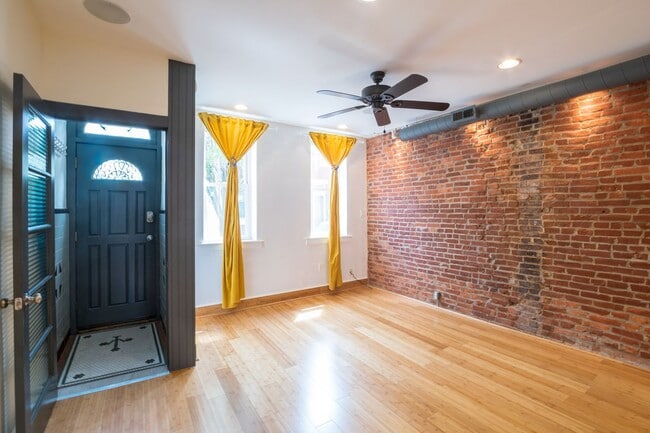 Building Photo - Wonderful East Passyunk Three Bedroom Home