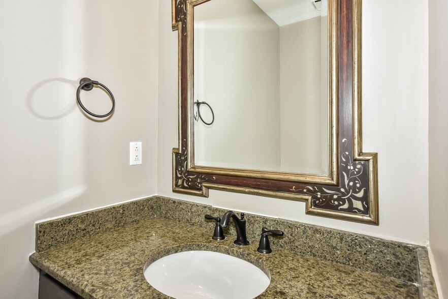 Building Photo - 142 S Birchwood Dr