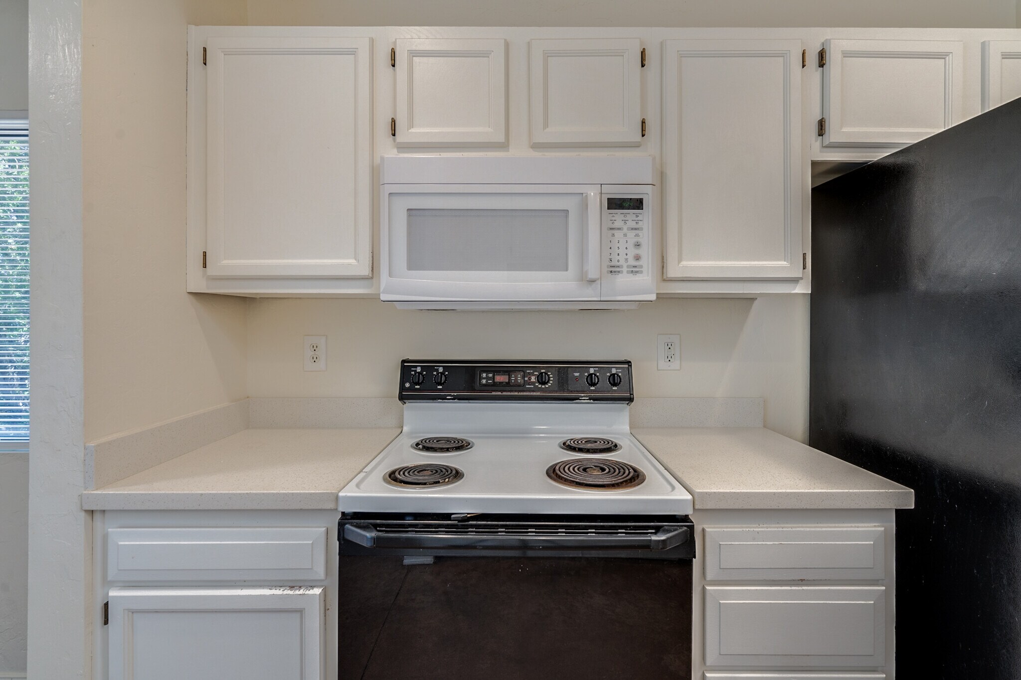Range microwave - 3138 E Adams St