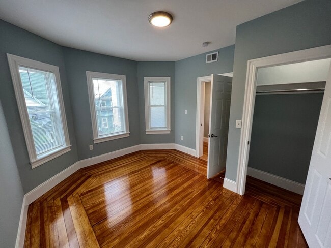 Building Photo - Renovated 4 bed 2 baths in Somerville.... Don't miss out!