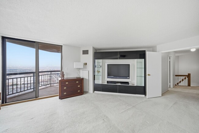 Building Photo - 2103 Harmon Cove Tower