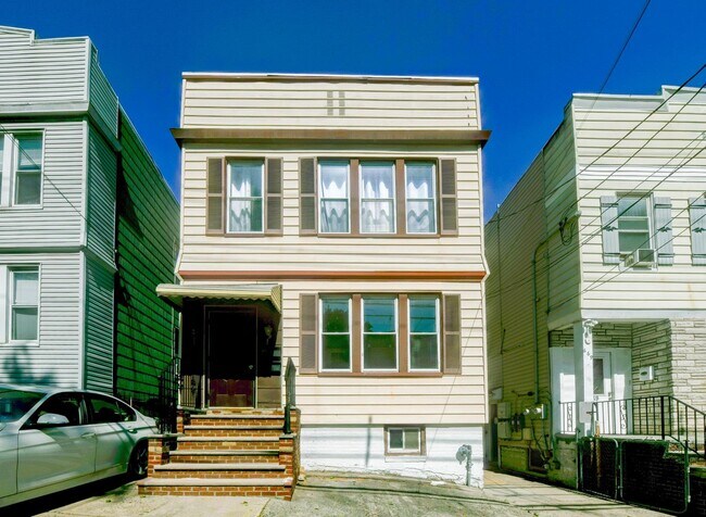 Building Photo - 667 Liberty Ave
