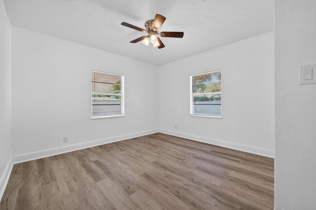 Building Photo - 933 30th Ct