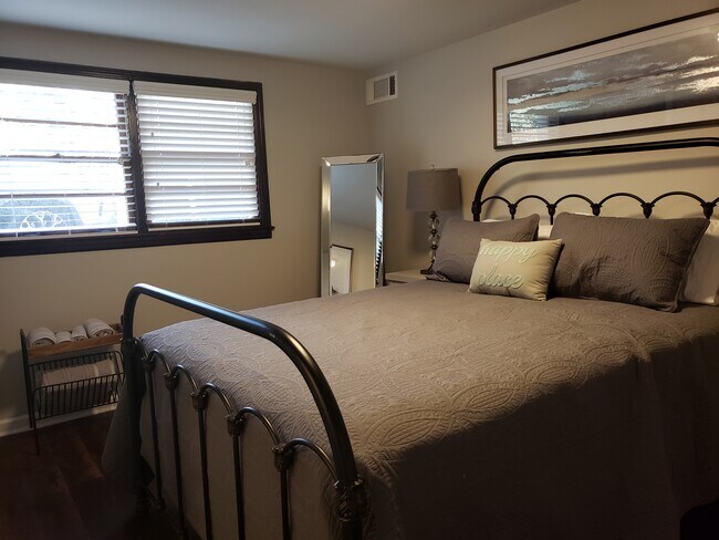 Building Photo - 2345 Macon Dr SW