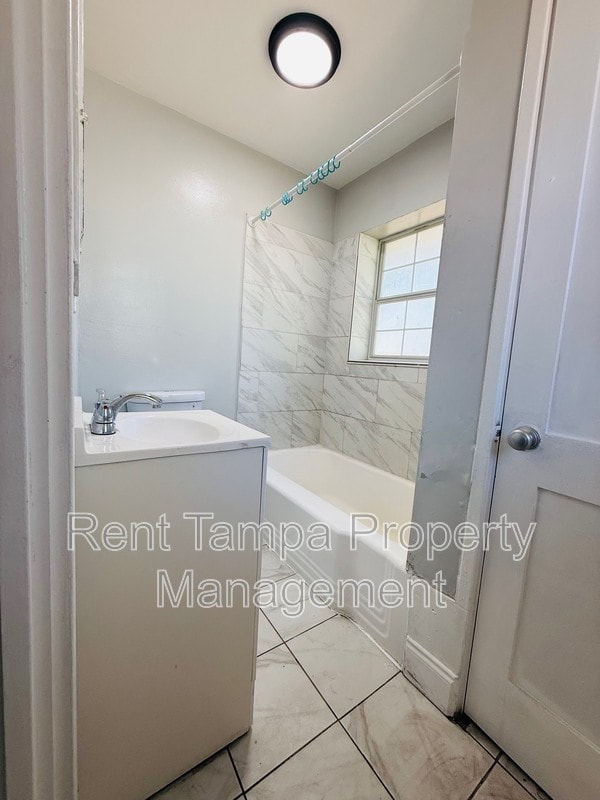 Building Photo - 637-637 17th Ave S