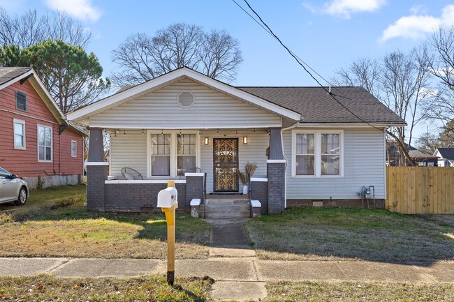 Building Photo - 3 Bed | 2 Bath | Fenced Backyard + Beautif...