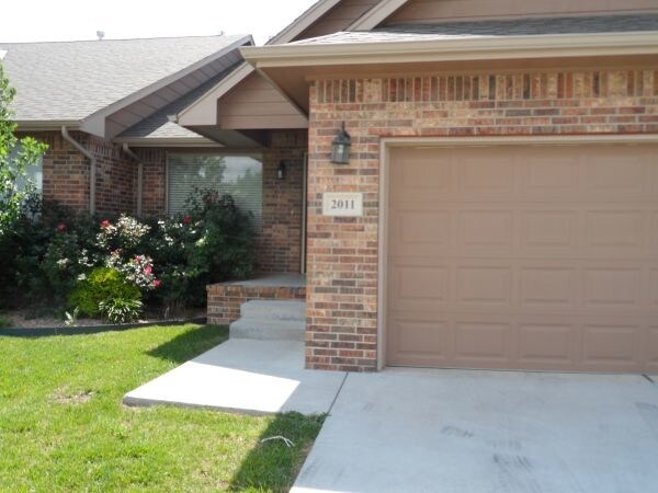 Primary Photo - 2011 N Springbrook St