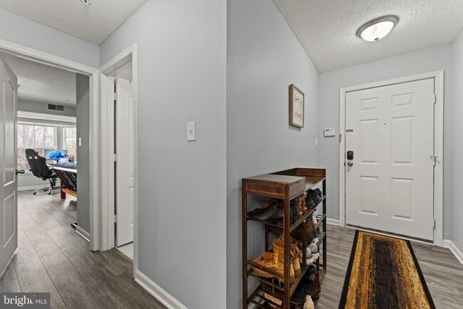Building Photo - 8951 Town Center Cir