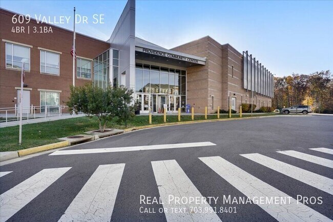 Building Photo - 609 Valley Dr SE