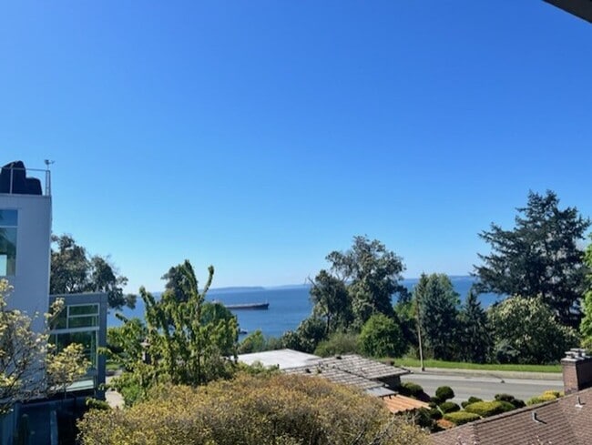 Building Photo - Magnolia Sound view home located near coveted Carleton park neighborhood