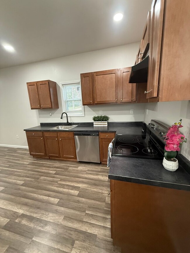 Building Photo - Beautifully updated & in great location