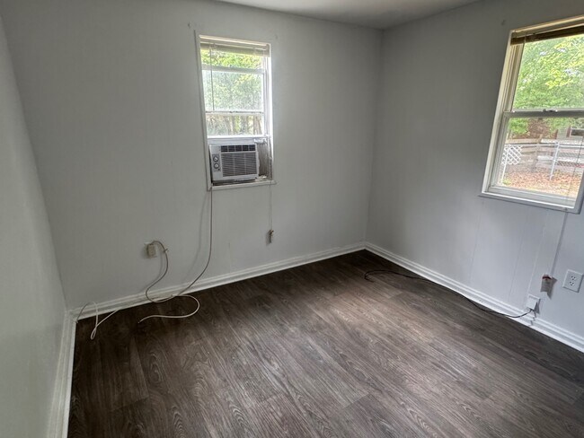 Building Photo - 1203 Larry St