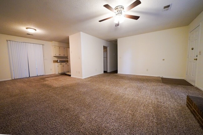 Building Photo - E. Charlotte - 3br 2ba Ranch w/Sunroom