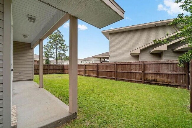 Building Photo - Conveniently located to Hurlburt and Eglin AFB.
