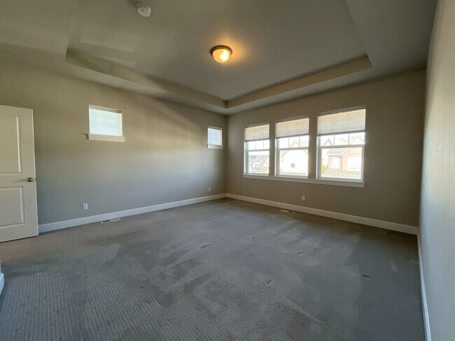Building Photo - 3-Bedroom Home in Reed’s Crossing with Luxurious Primary Suite & Open Floor Plan, Fireplace, Wash...