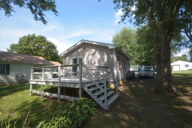 Building Photo - 564 Chestnut St