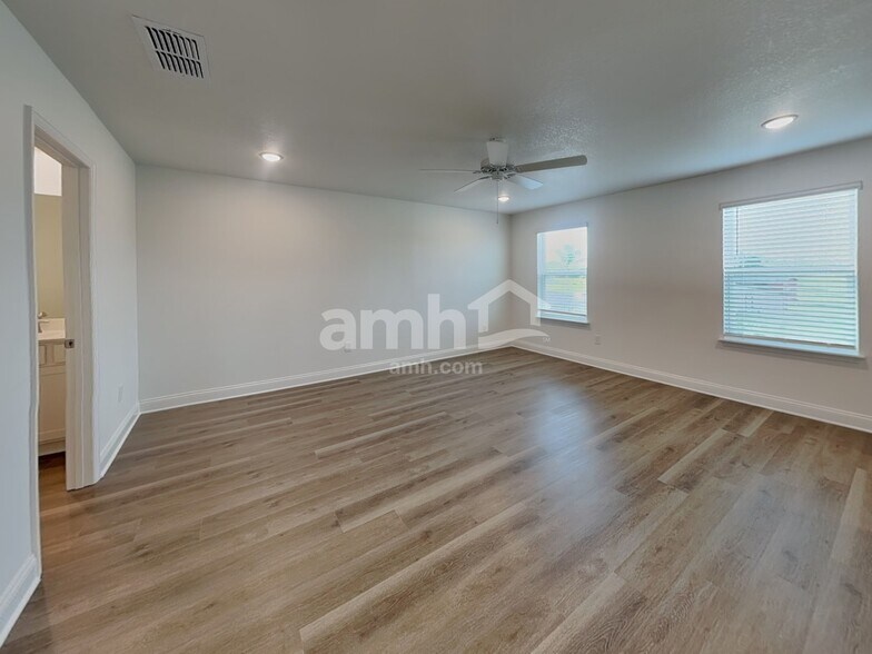 Building Photo - 2610 Feather Crst Dr