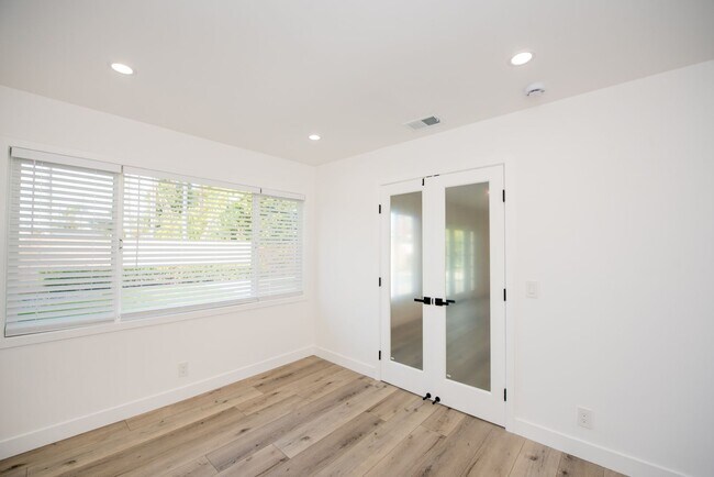 Building Photo - Dover Shores