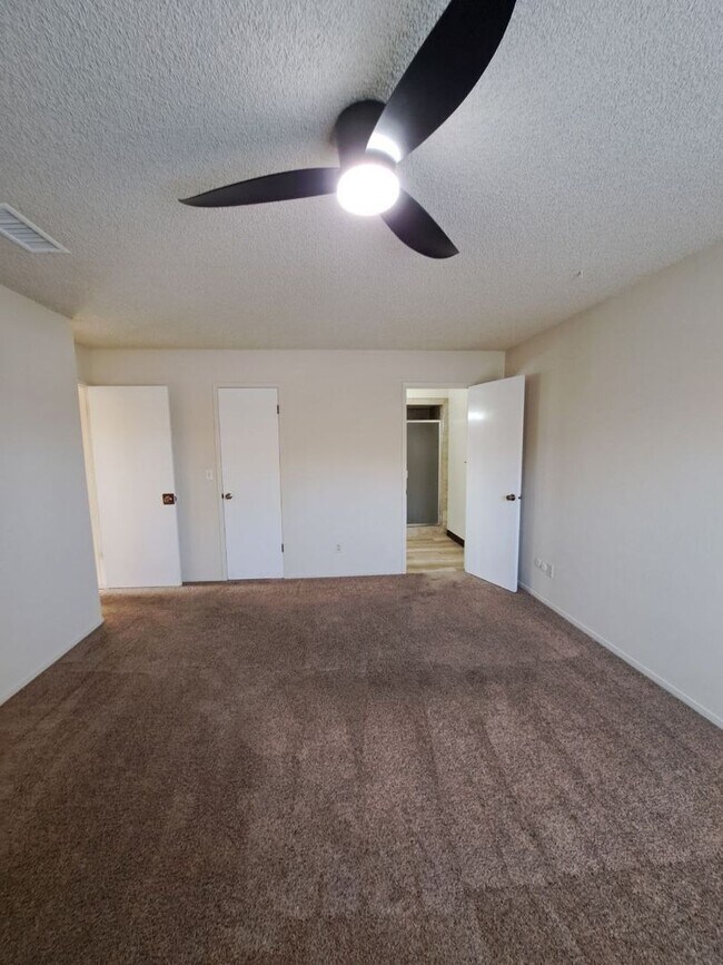 Building Photo - 4593 N Emerson Ave