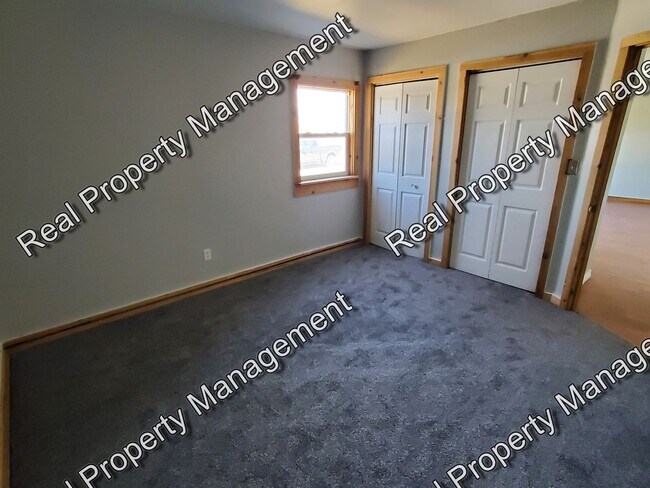 Building Photo - Updated Hessville 3 Bedroom Ranch