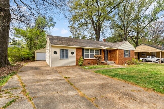 Building Photo - Renovated 4 Bedroom 1.5 Bath Home