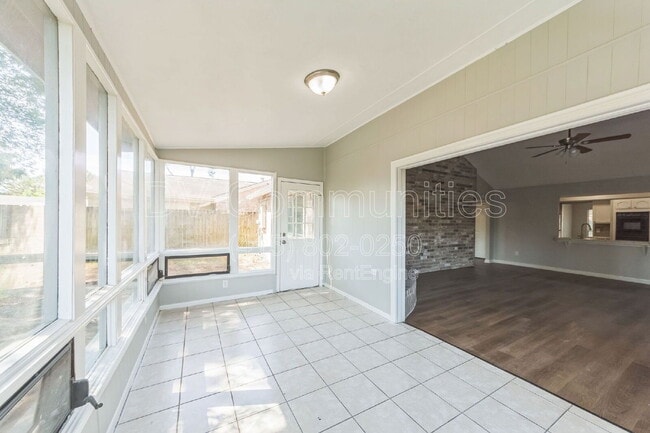 Building Photo - 809 Willow Creek Dr