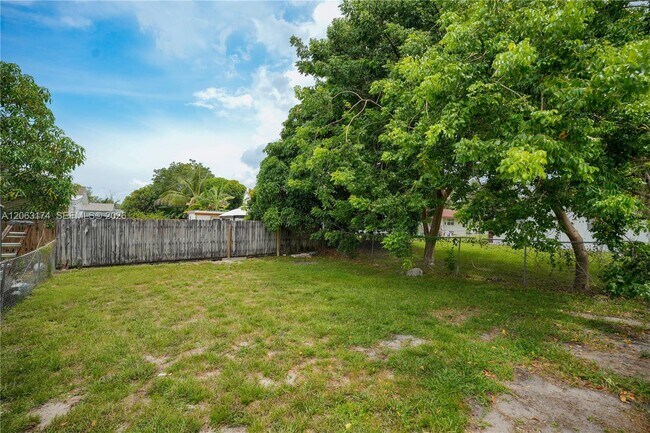 Building Photo - 715 N 58th Ave