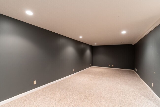 Building Photo - Welcome to this charming 3-bedroom, 2 full...