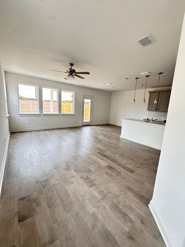 Building Photo - 2425 Lakey Cv
