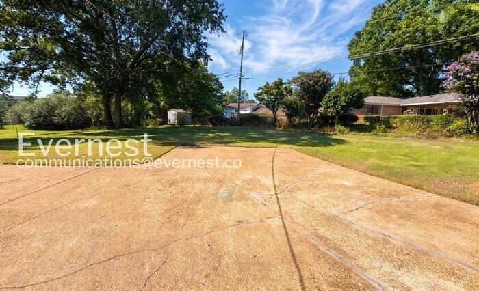 Building Photo - 3901 NW Kenwood Dr