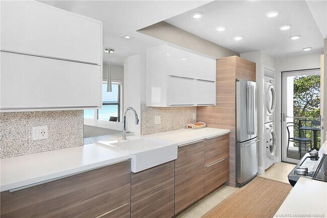 Building Photo - 1289 NE Ocean Blvd