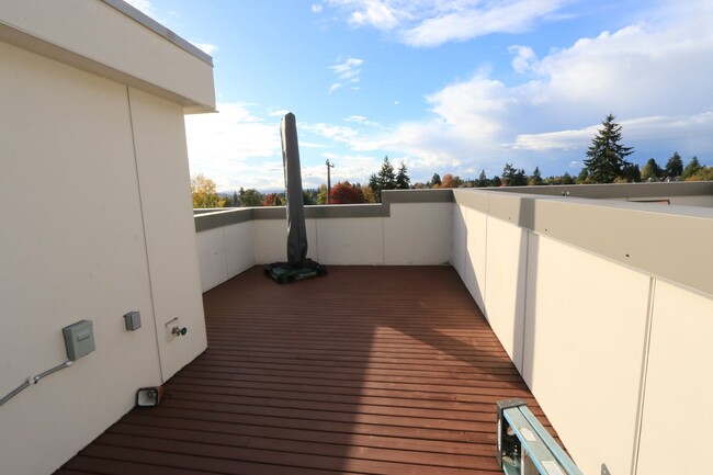 Building Photo - Ballard Townhouse 2bd/2ba, Roof Top Deck, ...