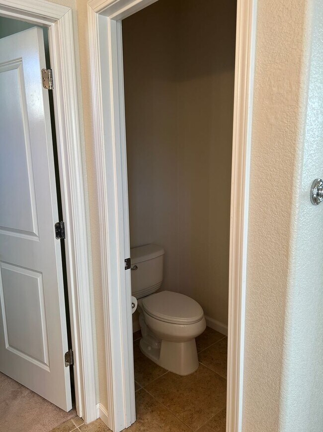 Building Photo - **READY FOR MOVE IN** Somersett Townhome