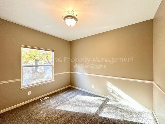 Building Photo - 2253 W los Flores Dr