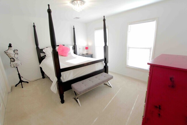 Building Photo - 5711 Chadwick Ln