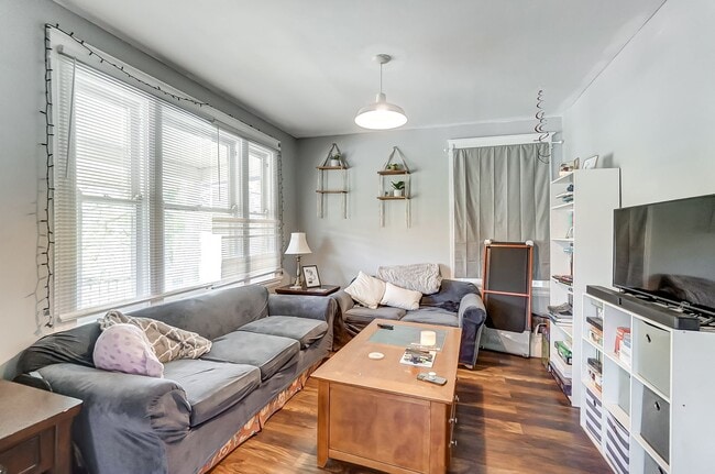 Building Photo - Charming 3-bedroom, 1.5-bathroom