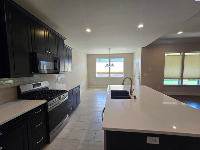 Building Photo - Spacious Rambler in South Richland with La...