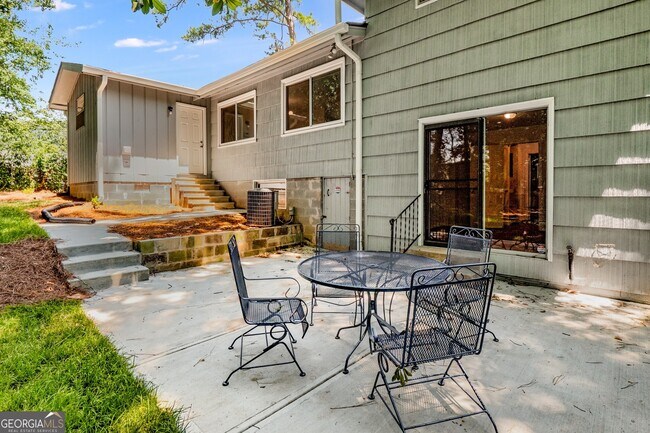 Building Photo - 2563 Beverly Hills Dr