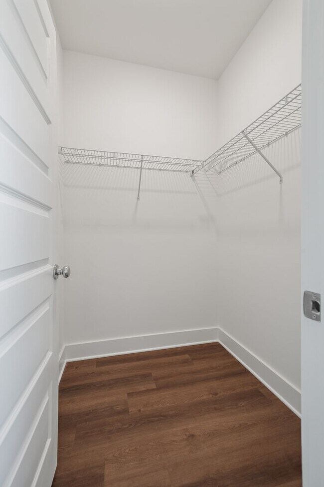 Building Photo - 2 Bedroom Home with Garage AND Fenced Back...