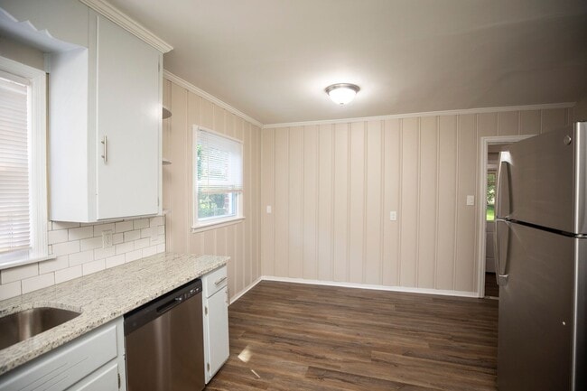 Building Photo - ** 3 bed 1.5 bath located in Mcgehee-Allen...