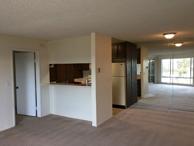 Building Photo - 2 Bedroom 2 Bathroom Single Story Condo, 3...