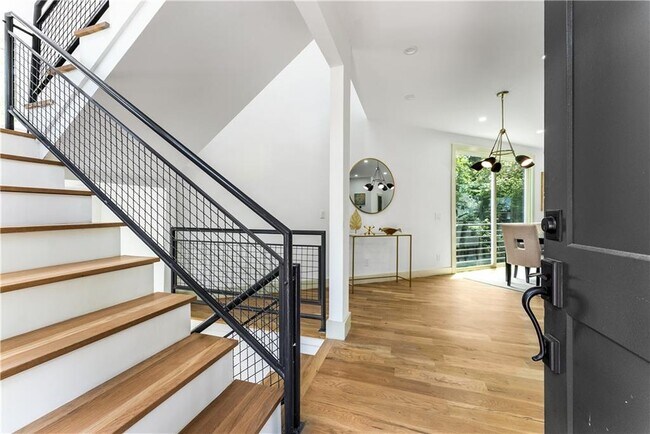 Building Photo - 335 Eureka Dr NE