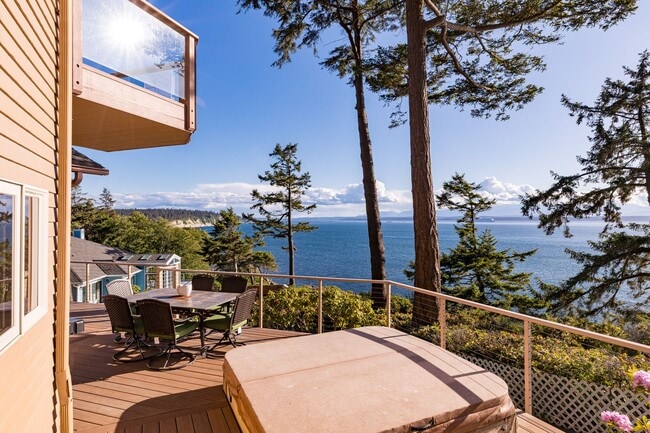 Building Photo - One Acre of Gorgeous Views and a Spacious ...