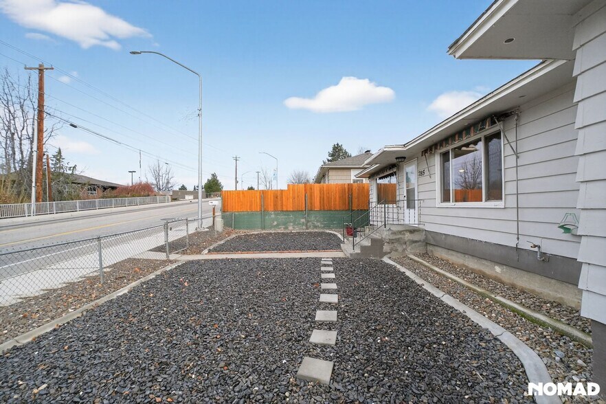 Building Photo - 785 Eastmont Ave