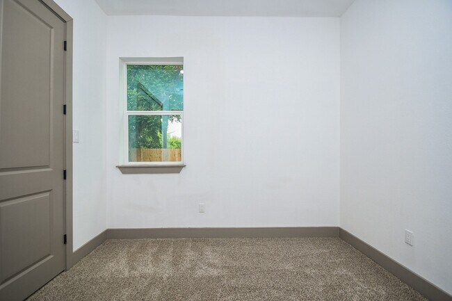 Building Photo - 5901 Crest Ct
