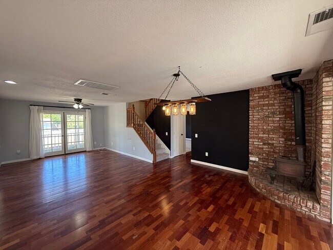Building Photo - Charming 3BD/3BA Home in Ramona with Large Backyard, 2-Car Garage & In-Unit Laundry