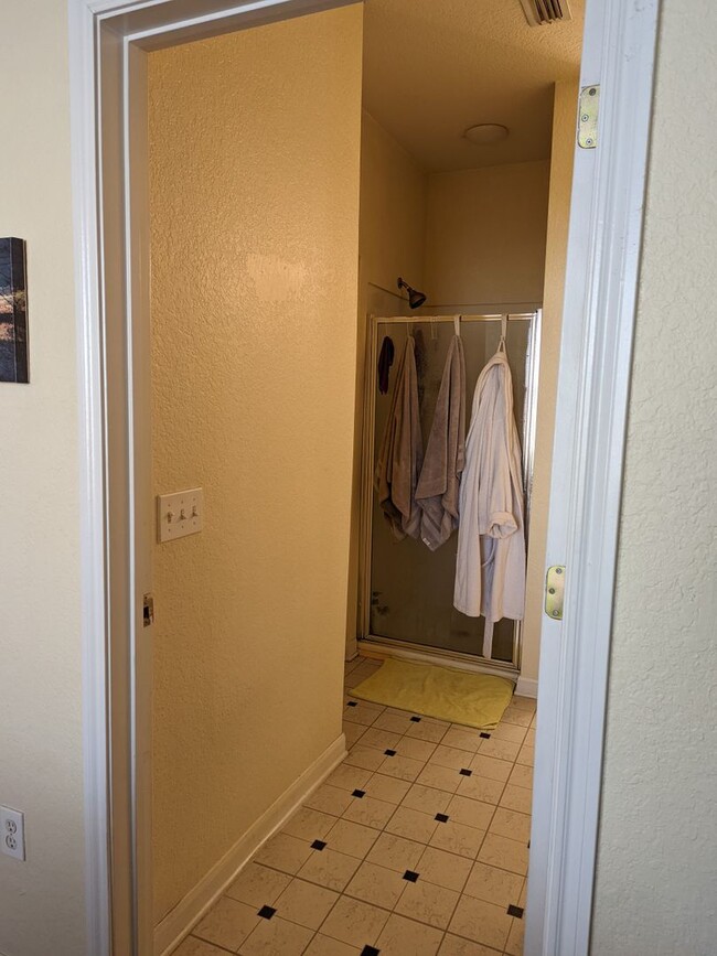 Building Photo - Available Now! 1 bedroom, 1 bath Condo in ...