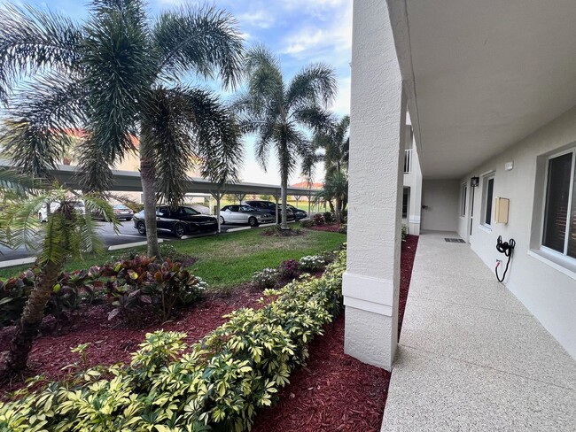 Building Photo - ** 2 BED-2 BATH FIRST FLOOR CONDO AT GLENM...