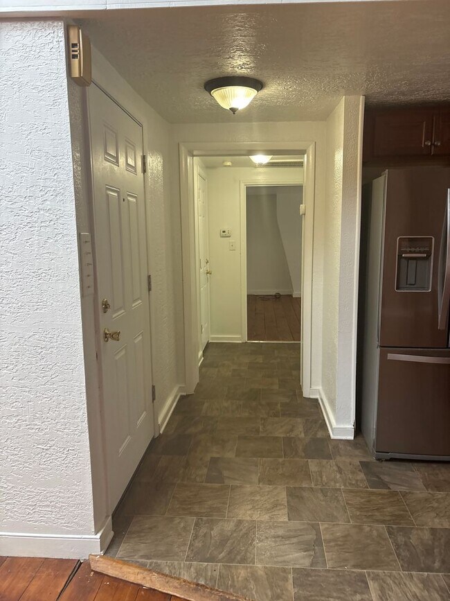 Building Photo - 1-2 Bedroom 3rd Floor Apartment Across from Central Market in Downtown York